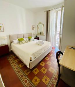 1 dormitorio con cama grande y ventana grande en Alvorada Rooms, en Palermo
