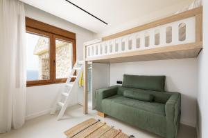 ニキティにあるConstance's House Seaside Villa in Nikitiのロフトベッドのある部屋にある緑のソファ
