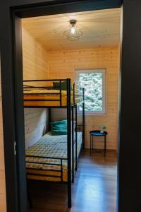 a room with two bunk beds in a cabin at Rodzinny Dom na Łonie Natury in Joniec