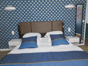 Un pat sau paturi într-o cameră la ROYAL LUCHON