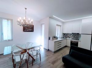 a living room with a dining table and a kitchen at La casetta al Teatro Romano in Gubbio