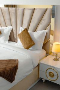 Rúm í herbergi á Lumina Suites