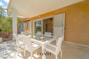 Patio nebo venkovní prostory v ubytování Cala Sassari - Pieds dans l'eau