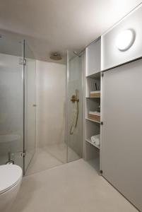 ニキティにあるConstance's House Seaside Villa in Nikitiのシャワーとトイレ付きの白いバスルーム +52枚の写真