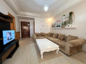 un soggiorno con un divano e una TV di Appartement S1 à route touristique sousse a Sousse 1 altra foto