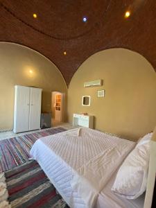 um quarto com uma cama grande num quarto em Sekhmet Retreat Centre em Luxor