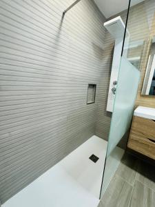 y baño con ducha y puerta de cristal. en Laurent Suite, en Santa Cruz de Tenerife