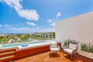 A piscina localizada em Live Aqua Punta Cana - All Inclusive - Adults Only ou nos arredores