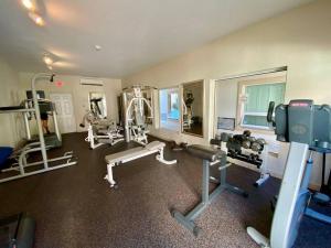 Fitness centrum a/nebo fitness zařízení v ubytování Extra spacious oceanview condo 5 min from pristine beach