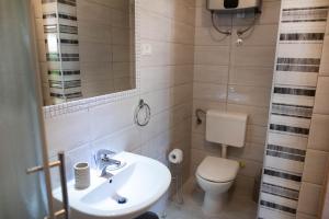 Koupelna v ubytování Apartments Deak