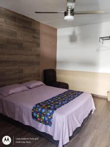 una camera con letto e sedia di Hotel Casa Tepic a Tepic