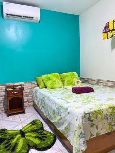 Кровать или кровати в номере Cabinas Mitchaelle's
