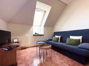 A television and/or entertainment centre at Apartamentos Pineda