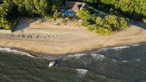 una vista aérea de una playa con una casa en Le Moya Beach, en Nosy Be