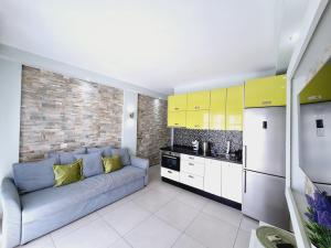 a living room with a couch and a kitchen at Orlando Apartment La Laguna 2 in Adeje
