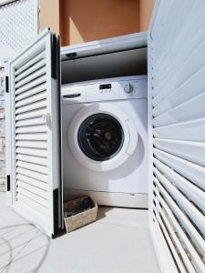 アデへにあるOrlando Apartment La Laguna 2の洗濯機、乾燥機が備わります。