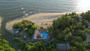 una vista aérea de una casa junto a la playa en Le Moya Beach, en Nosy Be
