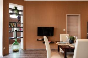 TV a/nebo společenská místnost v ubytování Apartments Deak