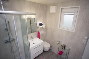 a bathroom with a shower and a toilet and a sink at Seepark Cox ️️️️ in Goch