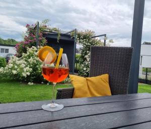 um copo de sumo de laranja sentado numa mesa em Seepark Cox em Goch