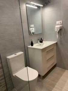 A bathroom at Apartament La Mata "FELIZ" Még 4 kép