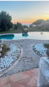 una piscina con rocas y una piscina en Villa Liuba, en Isquia