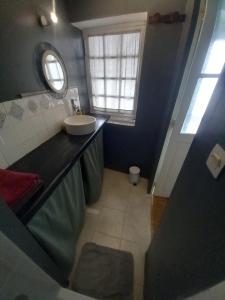 ein Bad mit einem Waschbecken und einem Fenster in der Unterkunft Maison médiévale avec jardin dans charmant village in Vers