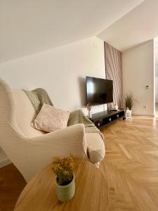 a living room with a couch and a flat screen tv at Apartman Tony Deluxe near Zagreb Airport in Velika Gorica