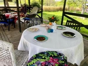 una mesa blanca con platos de comida. en Apartament-Stajnia Dorado-Agroturystyka, en Leoncin