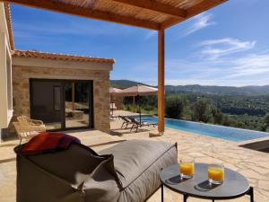 Nespecifikovaný výhled na hory nebo výhled na hory při pohledu z prázdninového domu