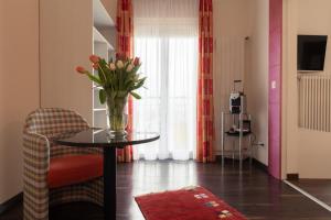 Televízia a/alebo spoločenská miestnosť v ubytovaní Hotel Tobler