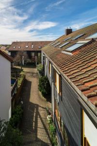 an overhead view of an alley between two buildings at TiCasa Atelier-Parkplatz-Unique-Flughafen-Messe in Steinenbronn