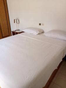 Voodi või voodid majutusasutuse Saly Villa Teranga Résidence Plein Sud 1 toas