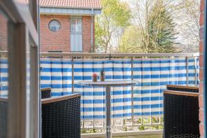 a balcony with a table and a fence at Fewo 4 Knotenpunkt in Laboe