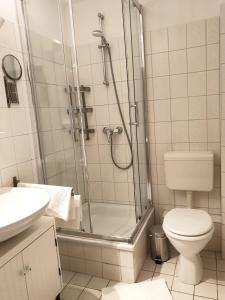La salle de bains est pourvue d'une douche, de toilettes et d'un lavabo. dans l'établissement Wiesenweg W07, à Laboe