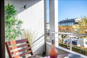 a balcony with a table and a chair on a balcony at Fewo Mann in Laboe