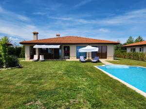 une maison avec une cour et une piscine dans l'établissement Private Villa 102 in BlackSeaRama, à Balchik