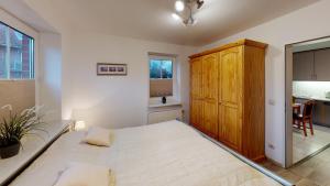 una camera con letto e armadio in legno di Nautic W06 a Laboe