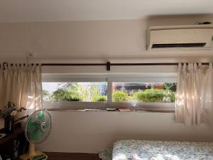 Giường trong phòng chung tại Meu Home