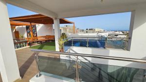 a balcony of a house with a view of the ocean at Appartement Cara do Mar in Praia