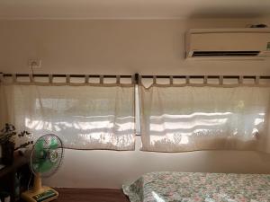 Giường trong phòng chung tại Meu Home