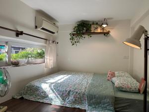 Giường trong phòng chung tại Meu Home