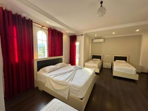 Tempat tidur dalam kamar di Hotel Tepelena