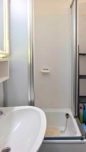 ein Badezimmer mit Dusche und weißem Waschbecken in der Unterkunft Leuchtfeuer in Wendtorf