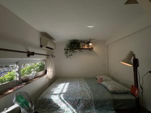 Giường trong phòng chung tại Meu Home