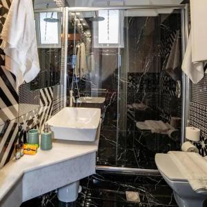 y baño con lavabo y ducha. en Luxury House Vavourakis en Mourniaí