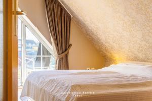 a bedroom with a bed next to a window at Bellevue W10 in Laboe