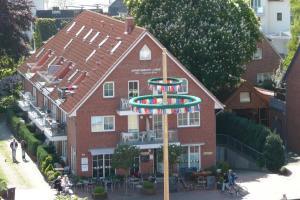 an overhead view of a building with a basketball hoop at Kapitänshaus W07 in Laboe