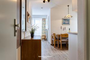 a kitchen and dining room with a dining table at Kapitänshaus W13 in Laboe