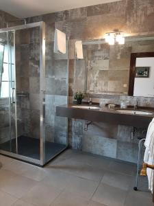 y baño con 2 lavabos y ducha. en Hotel Alvaro frente Palacio-Museo Selgas en Cudillero